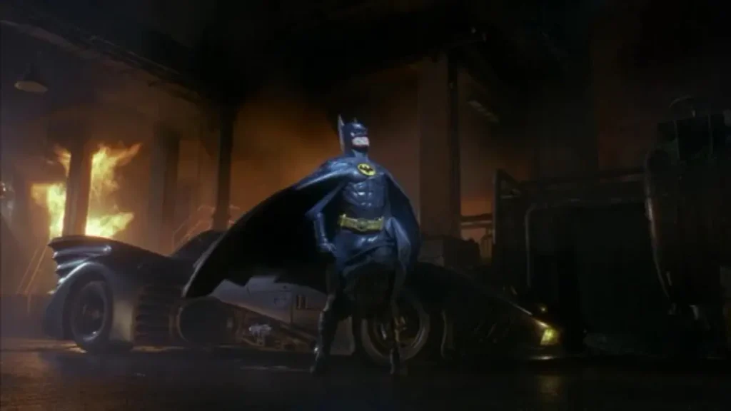Batman junto al Batmóvil (1989)